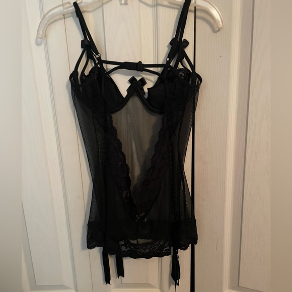 Black lace lingerie - Picture 2 of 4